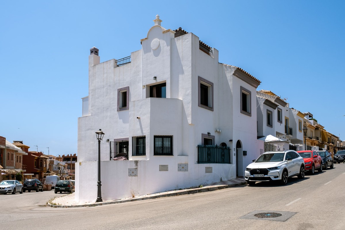 https://cdn.resales-online.com/public/6ocoehzhpl/properties/ba9bdea445fb11eca97d0217bc231ef4/w1200/1-7980e48d732b6fc85c14b43b94d2aa54.jpg?v=1636977211