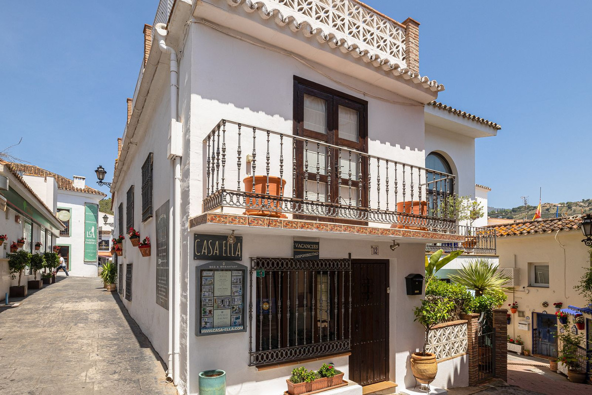 https://cdn.resales-online.com/public/q0k63vfifl/properties/5e3e15d4d50211eca97d0217bc231ef4/w1200/1-7980e48d732b6fc85c14b43b94d2aa54.jpg?v=1652978391