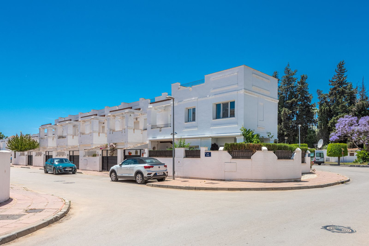 https://cdn.resales-online.com/public/ii7dbiqcgd/properties/ace33320e11b11eca97d0217bc231ef4/w1200/1-7980e48d732b6fc85c14b43b94d2aa54.jpg?v=1654030636