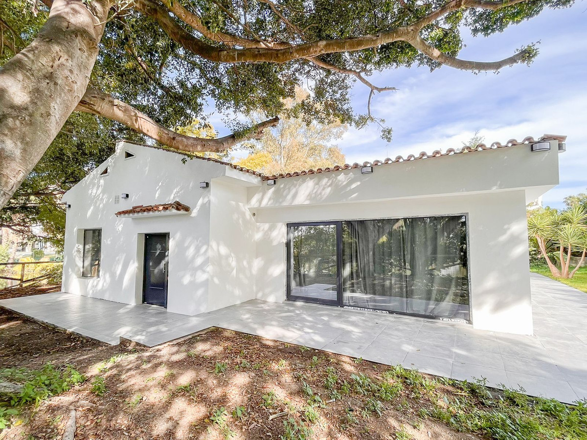 https://cdn.resales-online.com/public/6pcoehzhpl/properties/e6195c47b8f211ed84bd0217bc231ef4/w1200/1-7980e48d732b6fc85c14b43b94d2aa54.jpg?v=1680103549