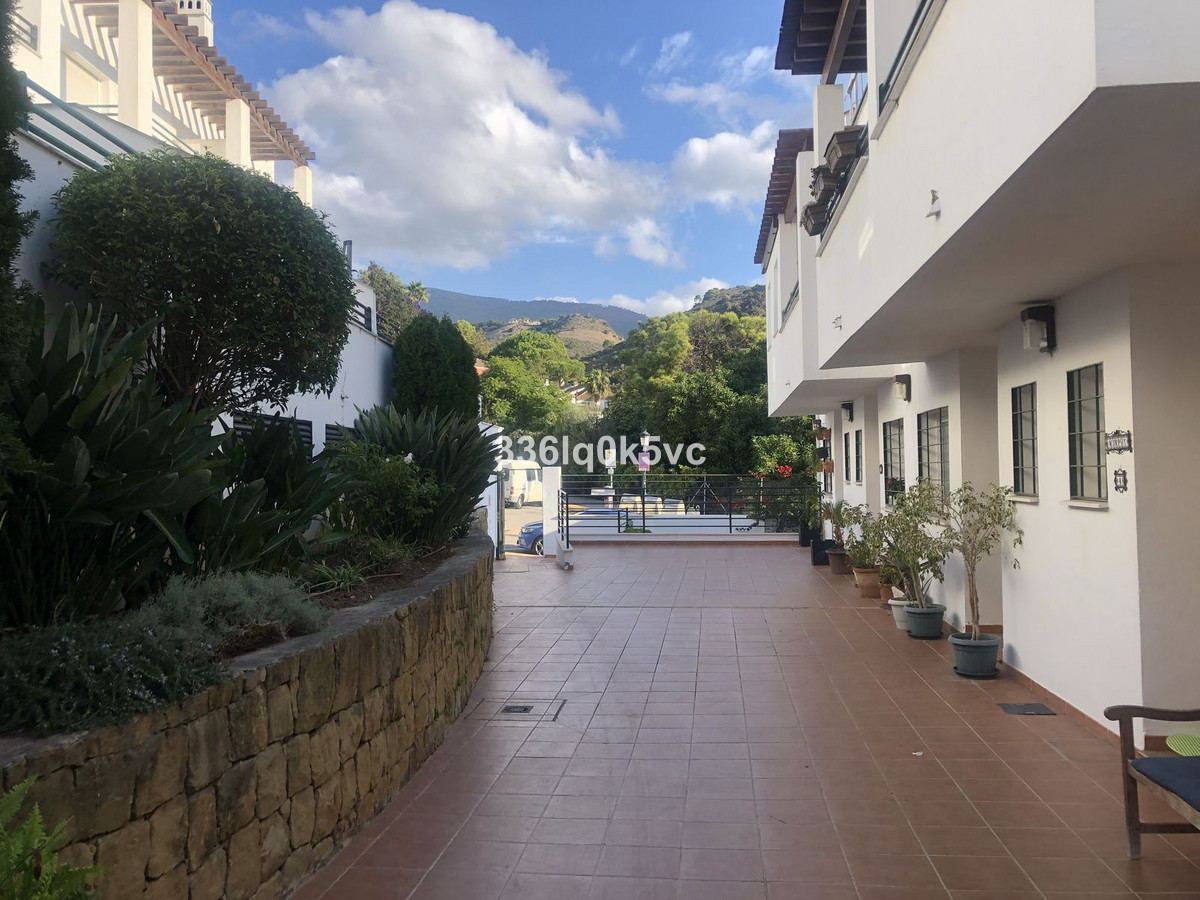 https://cdn.resales-online.com/public/336lq0k5vc/properties/f533a488d9de11ed84bd0217bc231ef4/w1200/1-7980e48d732b6fc85c14b43b94d2aa54.jpg?v=1681401614