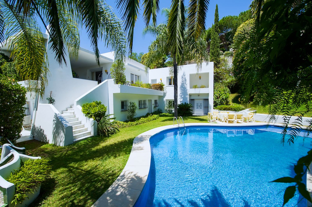 https://cdn.resales-online.com/public/e2ugqf2s30/properties/b74e6d0ccc0811ed84bd0217bc231ef4/w1200/1-7980e48d732b6fc85c14b43b94d2aa54.jpg?v=1681120711