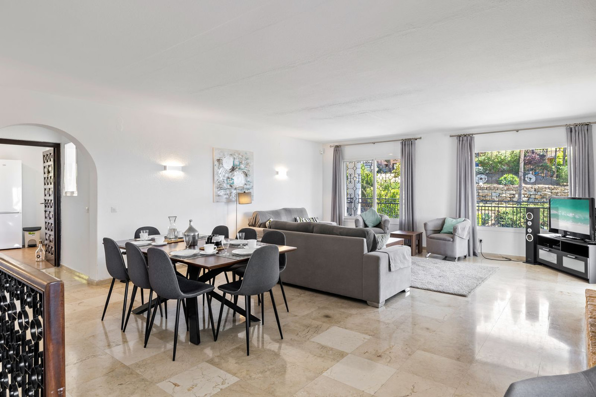 https://cdn.resales-online.com/public/rvs13crsz7/properties/c4ec42f7dd1111ed84bd0217bc231ef4/w1200/1-7980e48d732b6fc85c14b43b94d2aa54.jpg?v=1681734937