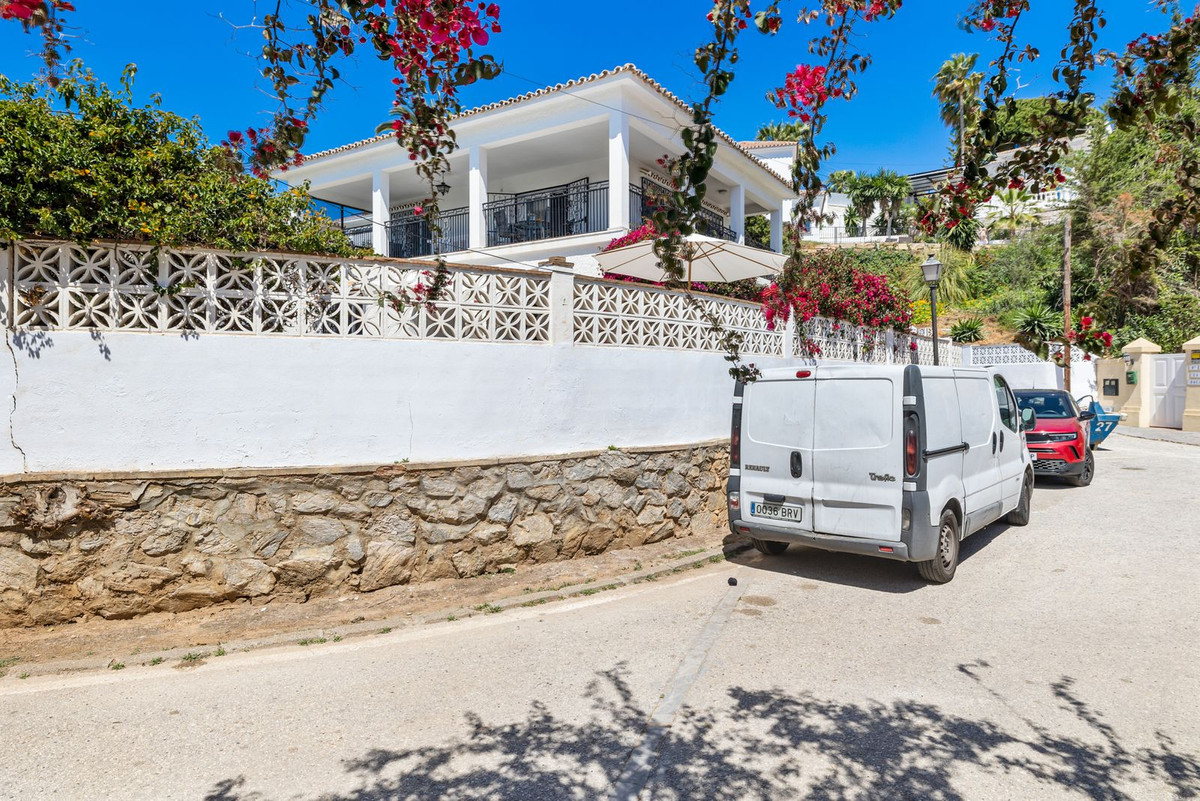 https://cdn.resales-online.com/public/rvs13crsz7/properties/c4ec42f7dd1111ed84bd0217bc231ef4/w1200/13-5fd73dea700db77384c091ca9818b1a9.jpg?v=1681734937