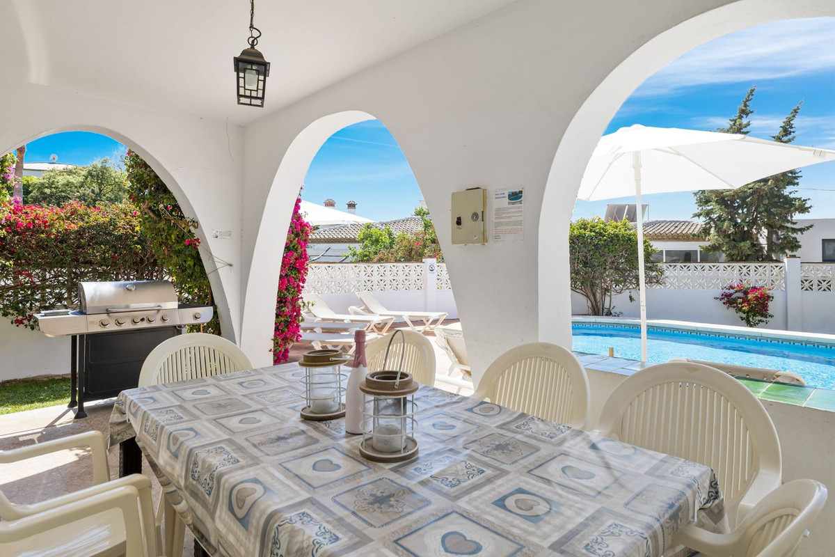 https://cdn.resales-online.com/public/rvs13crsz7/properties/c4ec42f7dd1111ed84bd0217bc231ef4/w1200/29-7c2f312881aea9bbe9ddaeb9640e2c9a.jpg?v=1681734937