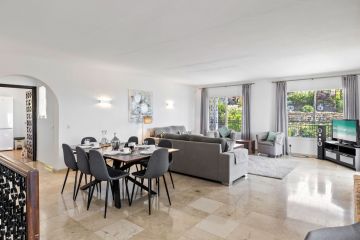 https://cdn.resales-online.com/public/rvs13crsz7/properties/c4ec42f7dd1111ed84bd0217bc231ef4/w1200/1-7980e48d732b6fc85c14b43b94d2aa54.jpg?v=1681734937