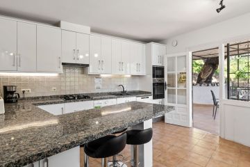 https://cdn.resales-online.com/public/rvs13crsz7/properties/c4ec42f7dd1111ed84bd0217bc231ef4/w1200/3-e898b2bb2a2fdfd06d2c39894dce8316.jpg?v=1681734937