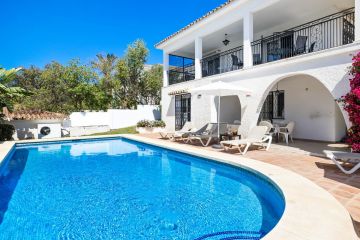 https://cdn.resales-online.com/public/rvs13crsz7/properties/c4ec42f7dd1111ed84bd0217bc231ef4/w1200/21-2c707e7c511429b4f8ec4ee5f221ddb6.jpg?v=1681734937
