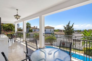 https://cdn.resales-online.com/public/rvs13crsz7/properties/c4ec42f7dd1111ed84bd0217bc231ef4/w1200/8-e64a9055bba3e77ac8aca3b893cdf826.jpg?v=1681734937