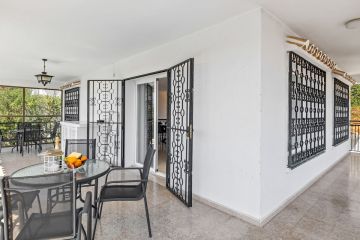 https://cdn.resales-online.com/public/rvs13crsz7/properties/c4ec42f7dd1111ed84bd0217bc231ef4/w1200/10-bb915d1cb19341576dcdc994b81ab9c5.jpg?v=1681734937
