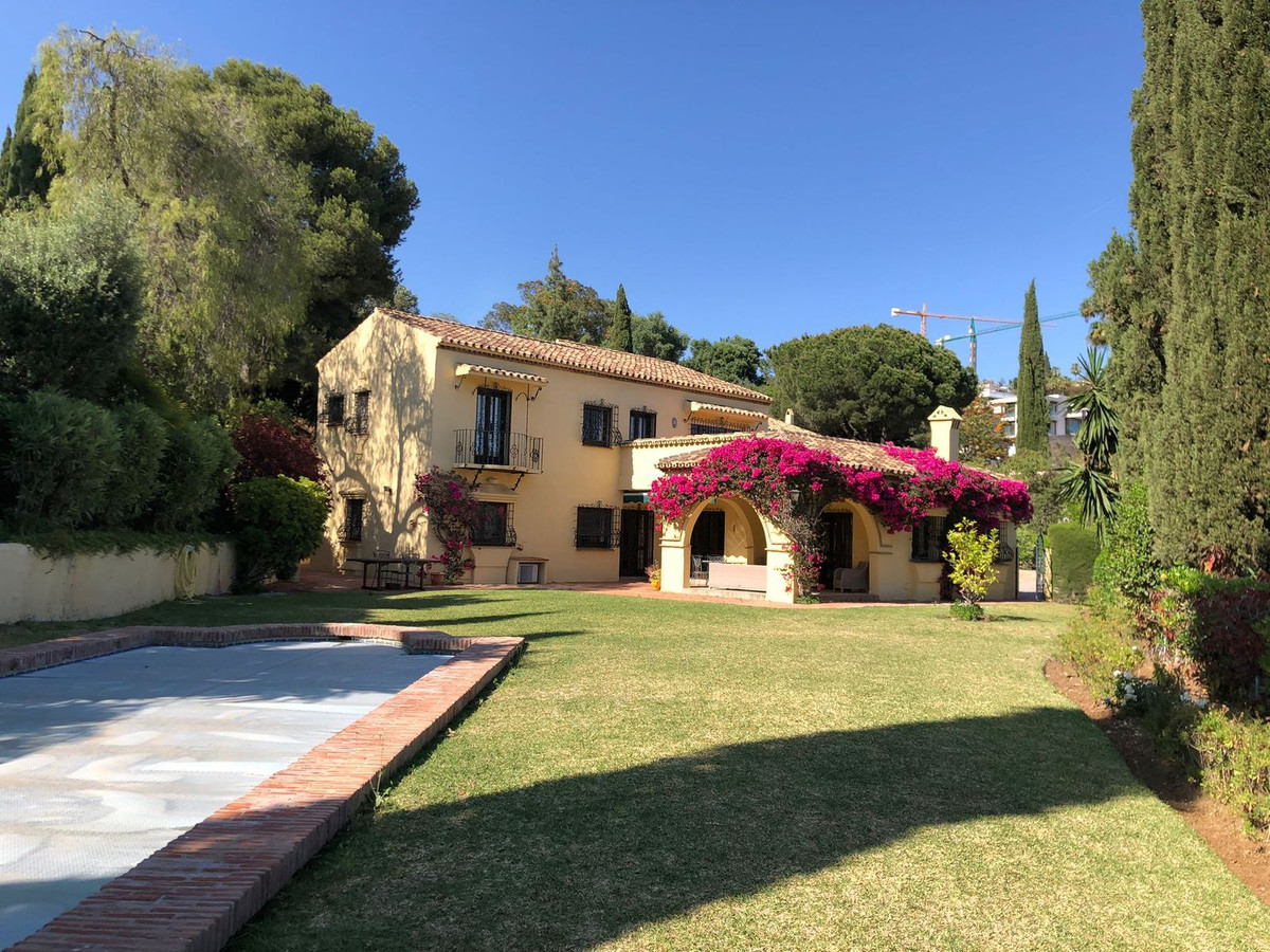 https://cdn.resales-online.com/public/a5ssrfvfdl/properties/86f2ec7fd6bd11eca97d0217bc231ef4/w1200/1-7980e48d732b6fc85c14b43b94d2aa54.jpg?v=1652890940