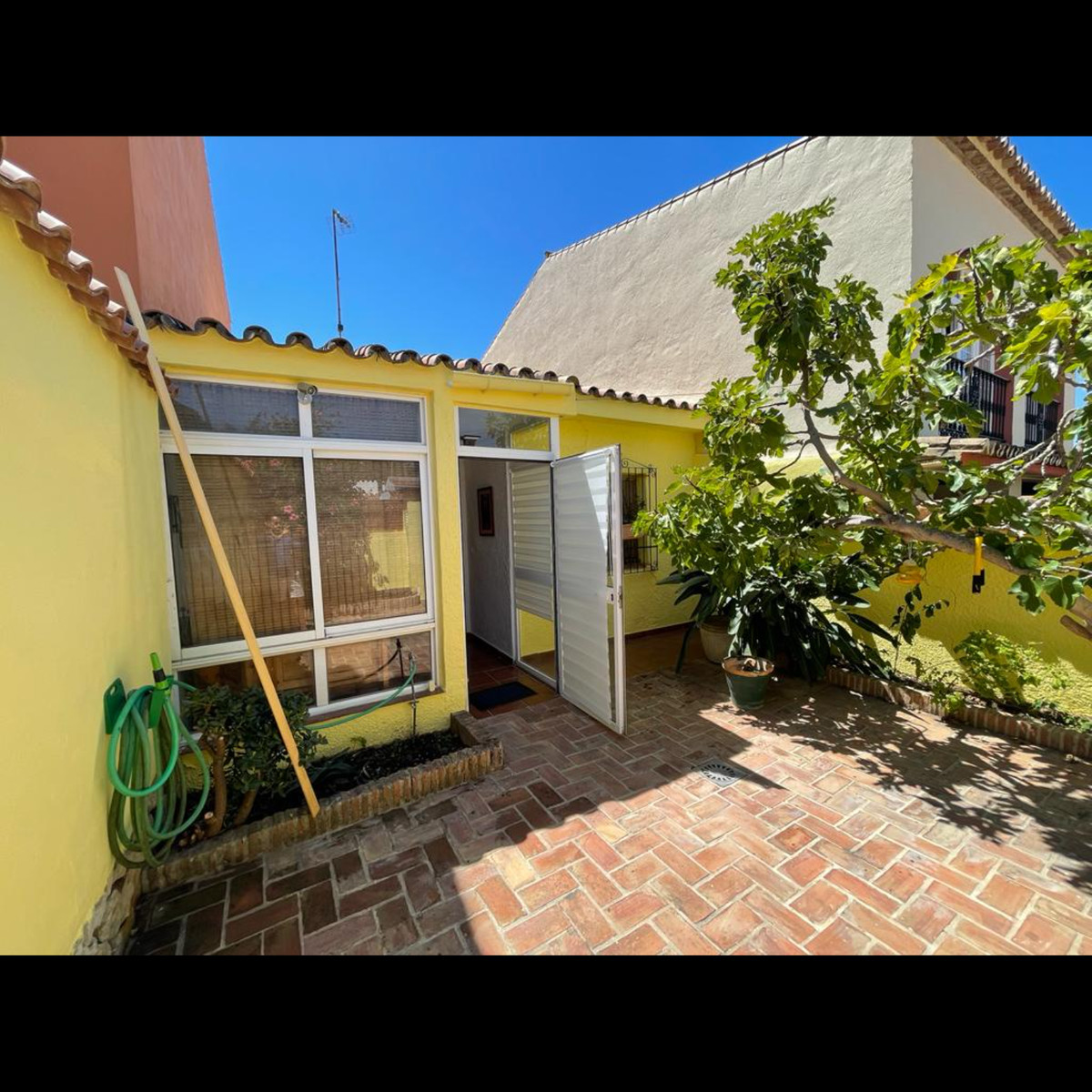 https://cdn.resales-online.com/public/tvd64zcaq6/properties/0b48100a2da011edad230217bc231ef4/w1200/1-7980e48d732b6fc85c14b43b94d2aa54.jpg?v=1662443692