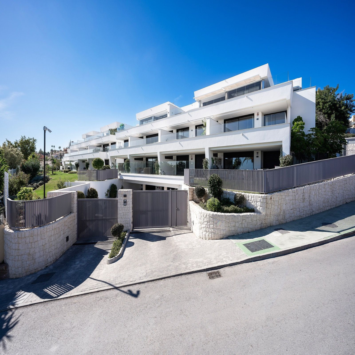 https://cdn.resales-online.com/public/q0gkld5ib1/properties/abe6345855e611ed98460217bc231ef4/w1200/1-7980e48d732b6fc85c14b43b94d2aa54.jpg?v=1666872403