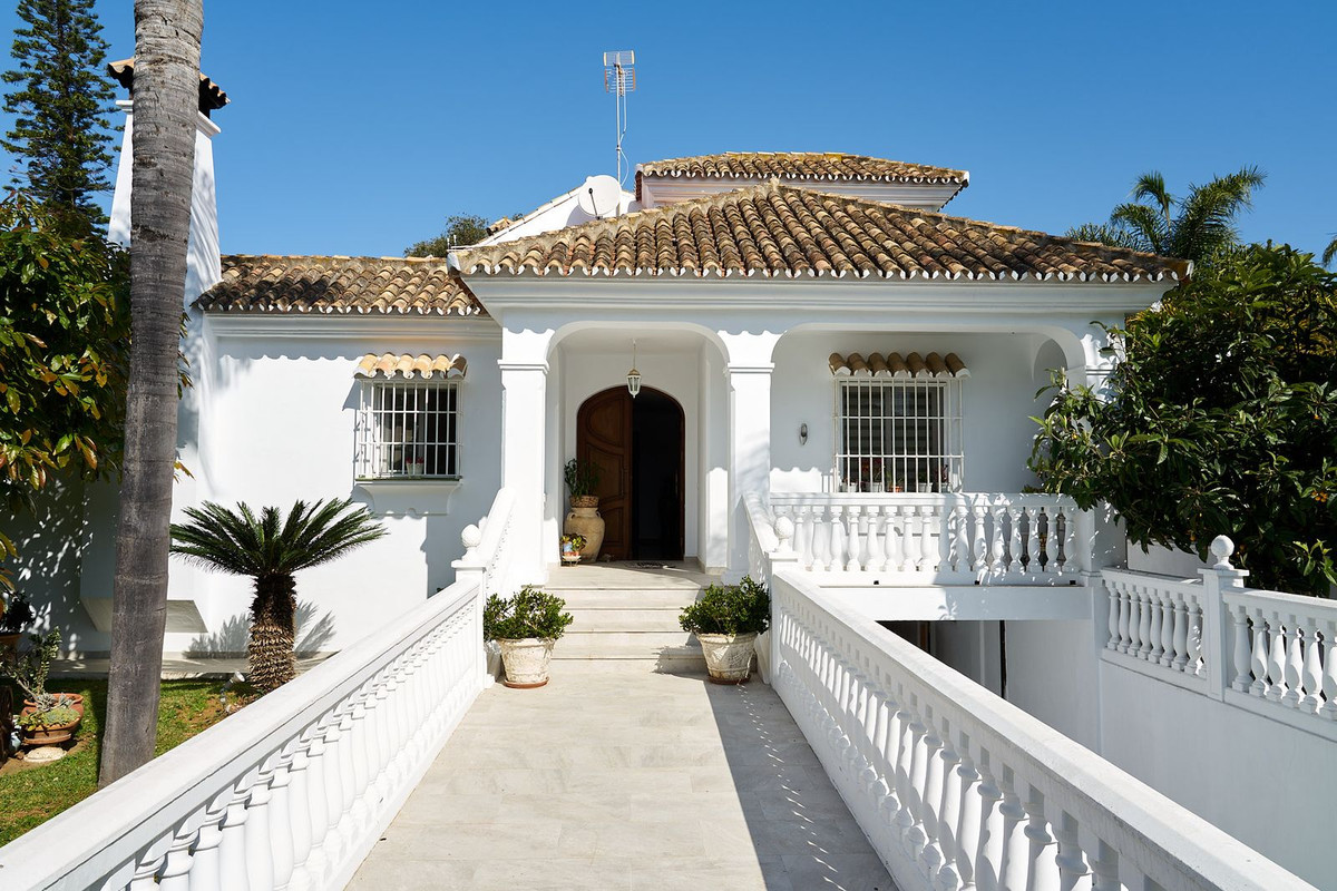 https://cdn.resales-online.com/public/d8uuutlmfc/properties/ce7e8d91602411ed98460217bc231ef4/w1200/1-7980e48d732b6fc85c14b43b94d2aa54.jpg?v=1667998271