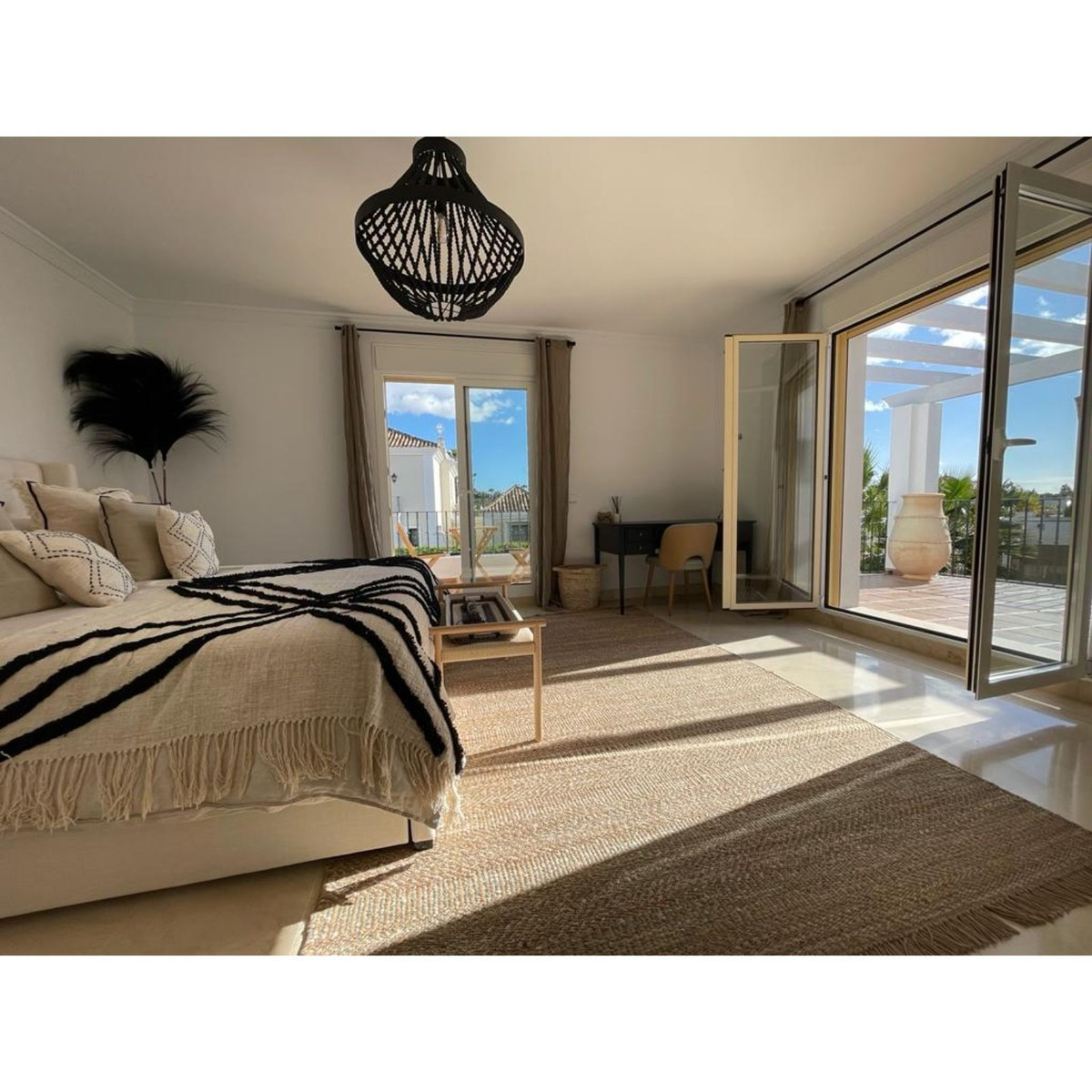 https://cdn.resales-online.com/public/tvd64zcaq6/properties/d62f1d38618011ed98460217bc231ef4/w1200/1-7980e48d732b6fc85c14b43b94d2aa54.jpg?v=1668147749