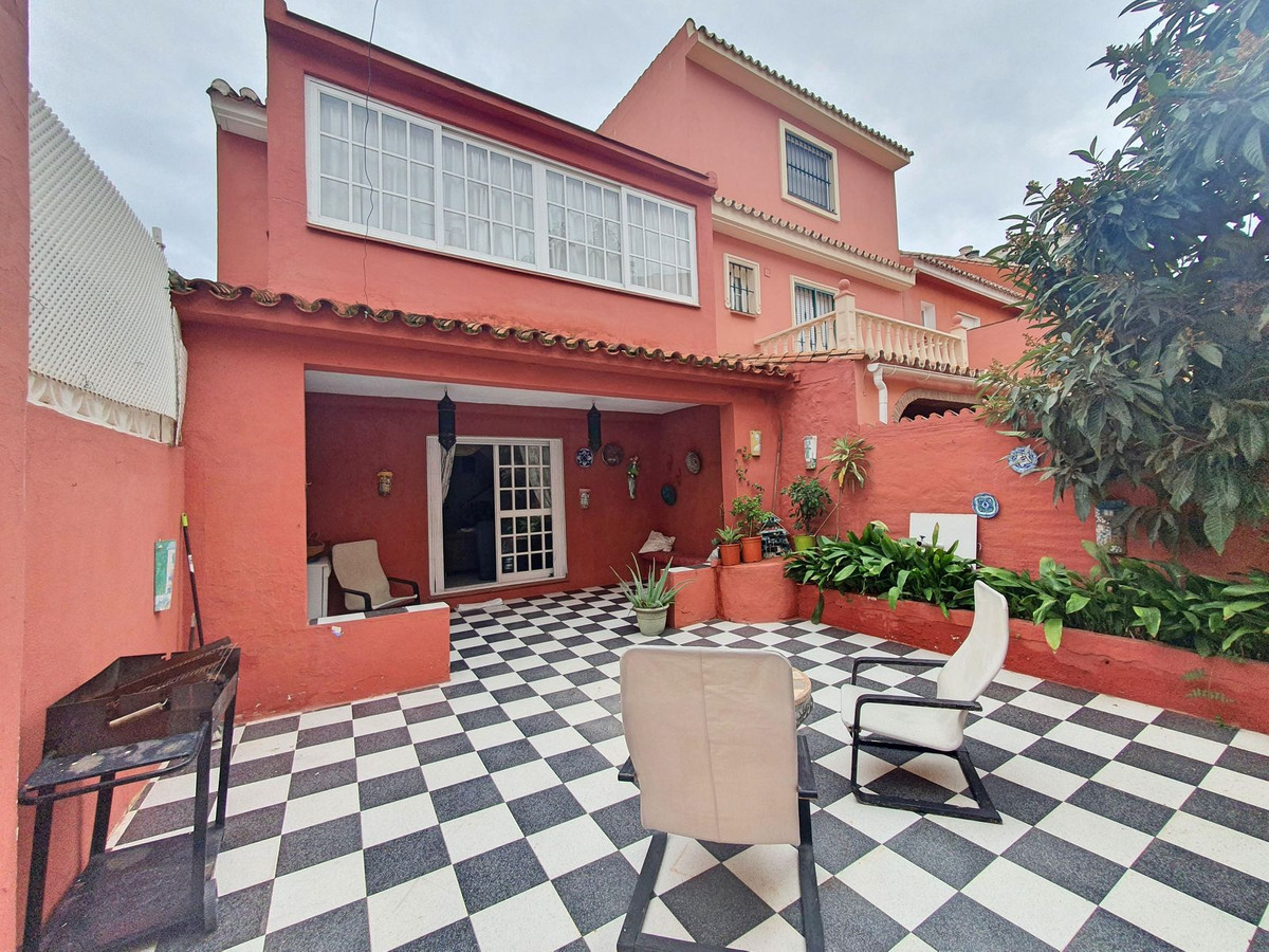https://cdn.resales-online.com/public/cui4rrlvpu/properties/7926144f779d11ed98460217bc231ef4/w1200/1-7980e48d732b6fc85c14b43b94d2aa54.jpg?v=1670849342