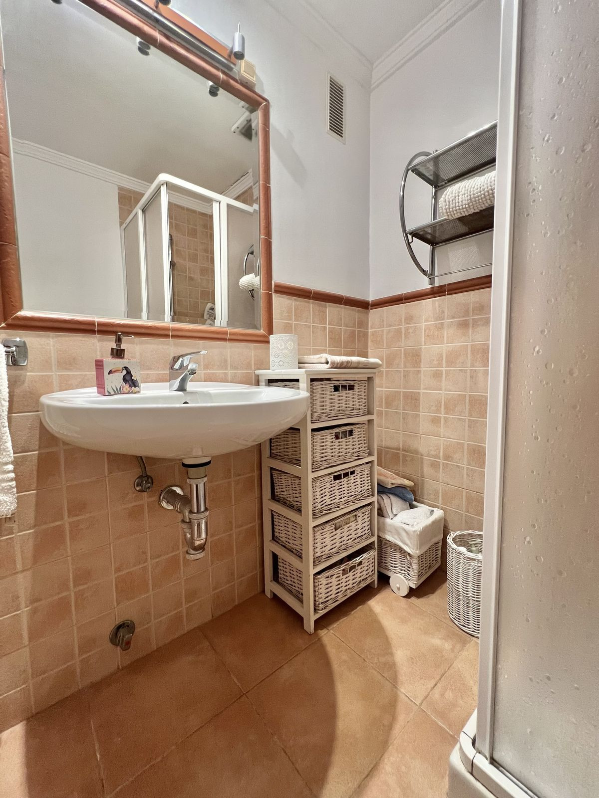 https://cdn.resales-online.com/public/aa2saqz9w9/properties/cd5c3b1a9b0d11eda53f0217bc231ef4/w1200/14-d70dc3102c00d7be0e872dfe1c1f86d7.jpg?v=1674479736