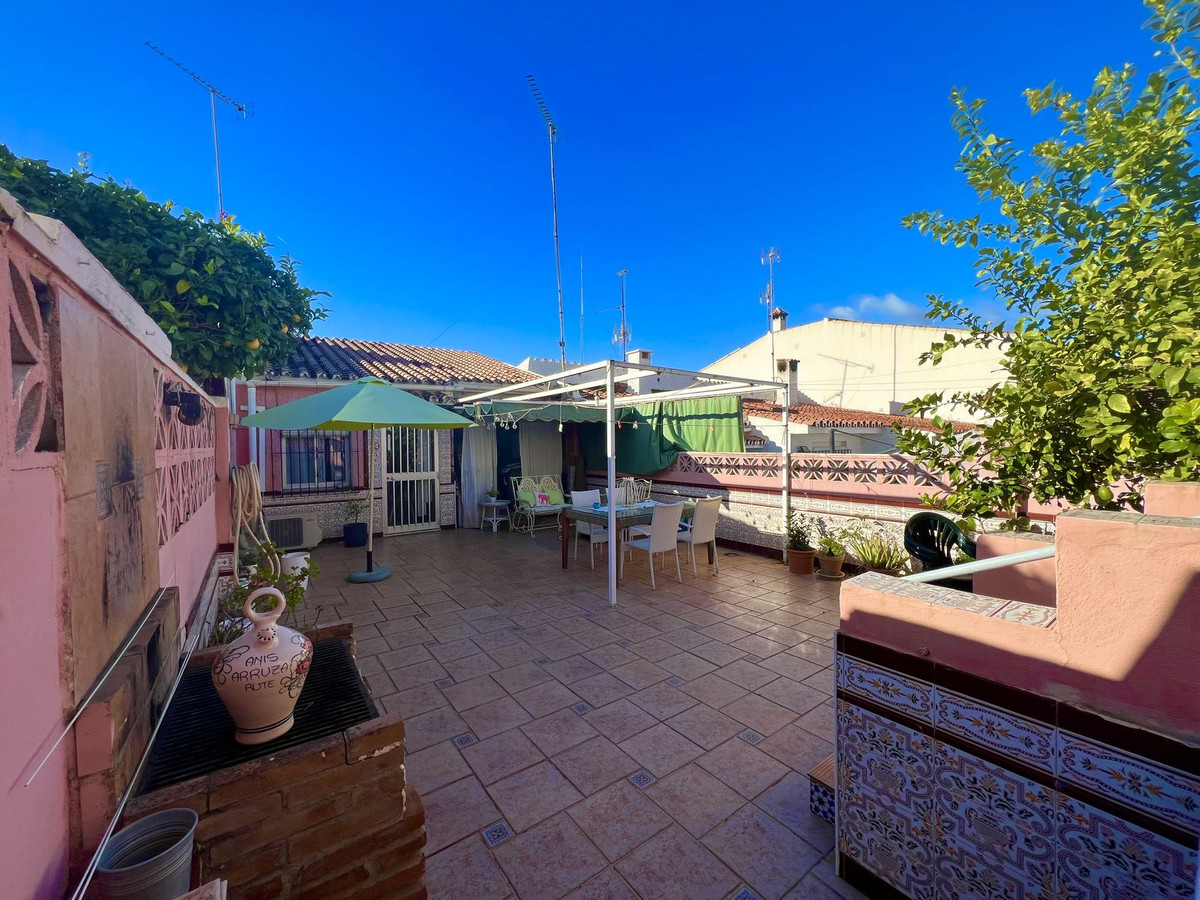 https://cdn.resales-online.com/public/aa2saqz9w9/properties/cd5c3b1a9b0d11eda53f0217bc231ef4/w1200/15-11d12f2f454f2f5e9b981fdd8b901d51.jpg?v=1674479736