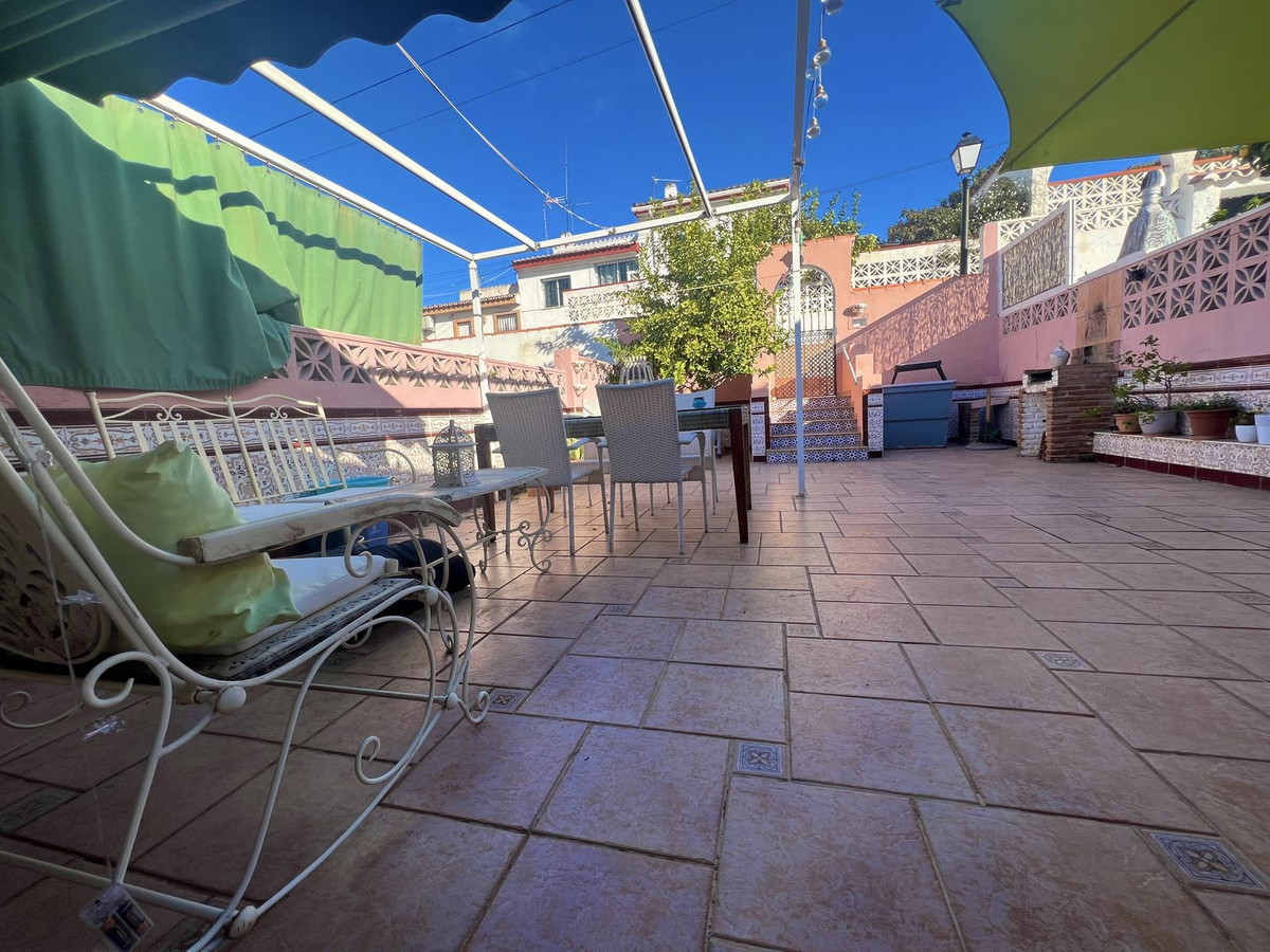 https://cdn.resales-online.com/public/aa2saqz9w9/properties/cd5c3b1a9b0d11eda53f0217bc231ef4/w1200/17-dd5fcd4f0eb487dfa3803f7e20814c0e.jpg?v=1674479736