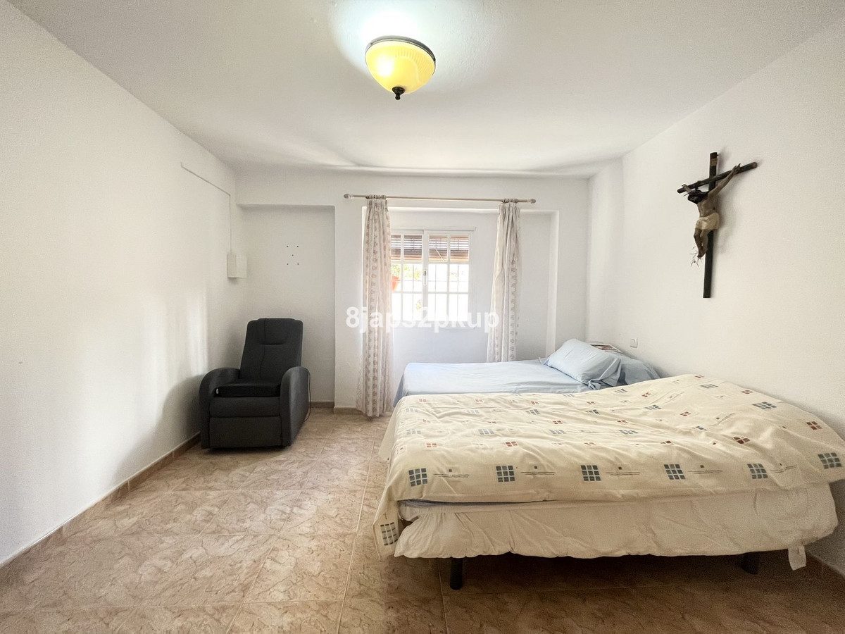 https://cdn.resales-online.com/public/8japs2pkup/properties/bf74c2b2dd1e11ed84bd0217bc231ef4/w1200/1-7980e48d732b6fc85c14b43b94d2aa54.jpg?v=1681739703