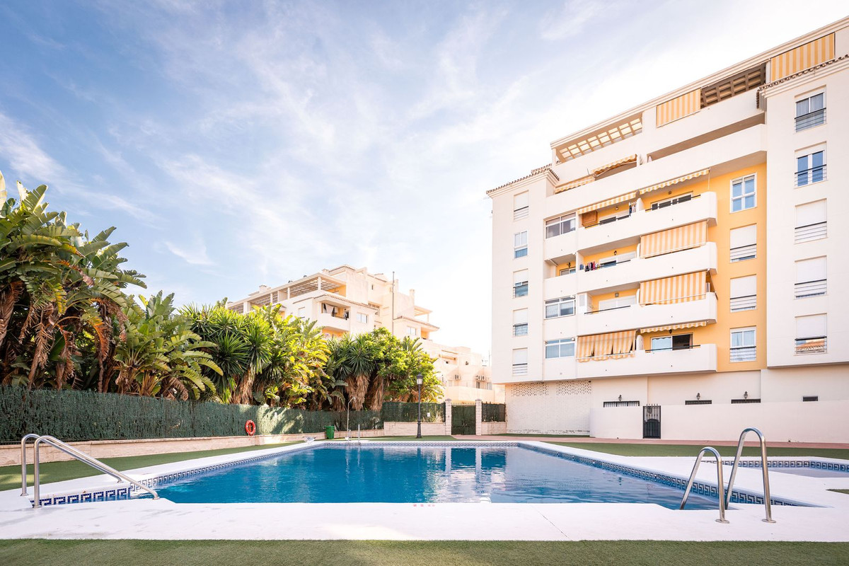 https://cdn.resales-online.com/public/q8sjeevech/properties/c3a207d0ef2911edb6600217bc231ef4/w1200/1-7980e48d732b6fc85c14b43b94d2aa54.jpg?v=1683804024