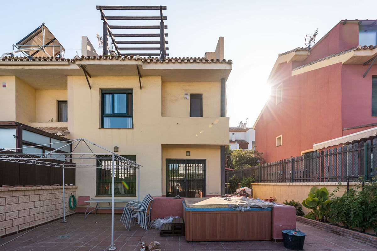 https://cdn.resales-online.com/public/q8sjeevech/properties/b82ab36cf3f511edb6600217bc231ef4/w1200/1-7980e48d732b6fc85c14b43b94d2aa54.jpg?v=1684321994