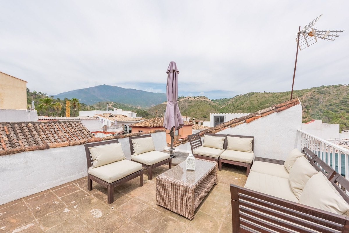 https://cdn.resales-online.com/public/q0k63vfifl/properties/3acb92e8f58e11edb6600217bc231ef4/w1200/1-7980e48d732b6fc85c14b43b94d2aa54.jpg?v=1684426391