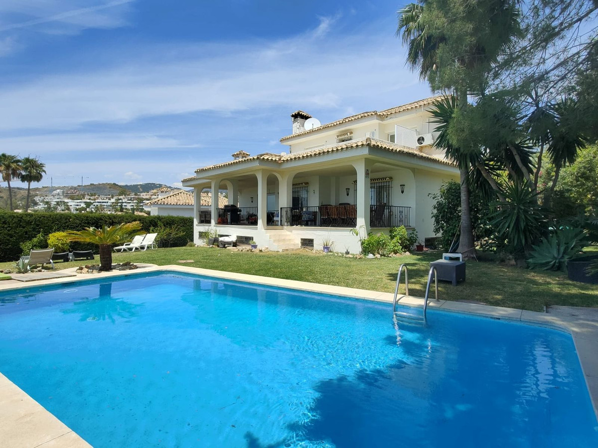 https://cdn.resales-online.com/public/qus13crsz7/properties/2b20e69ff3ee11edb6600217bc231ef4/w1200/1-7980e48d732b6fc85c14b43b94d2aa54.jpg?v=1684323347