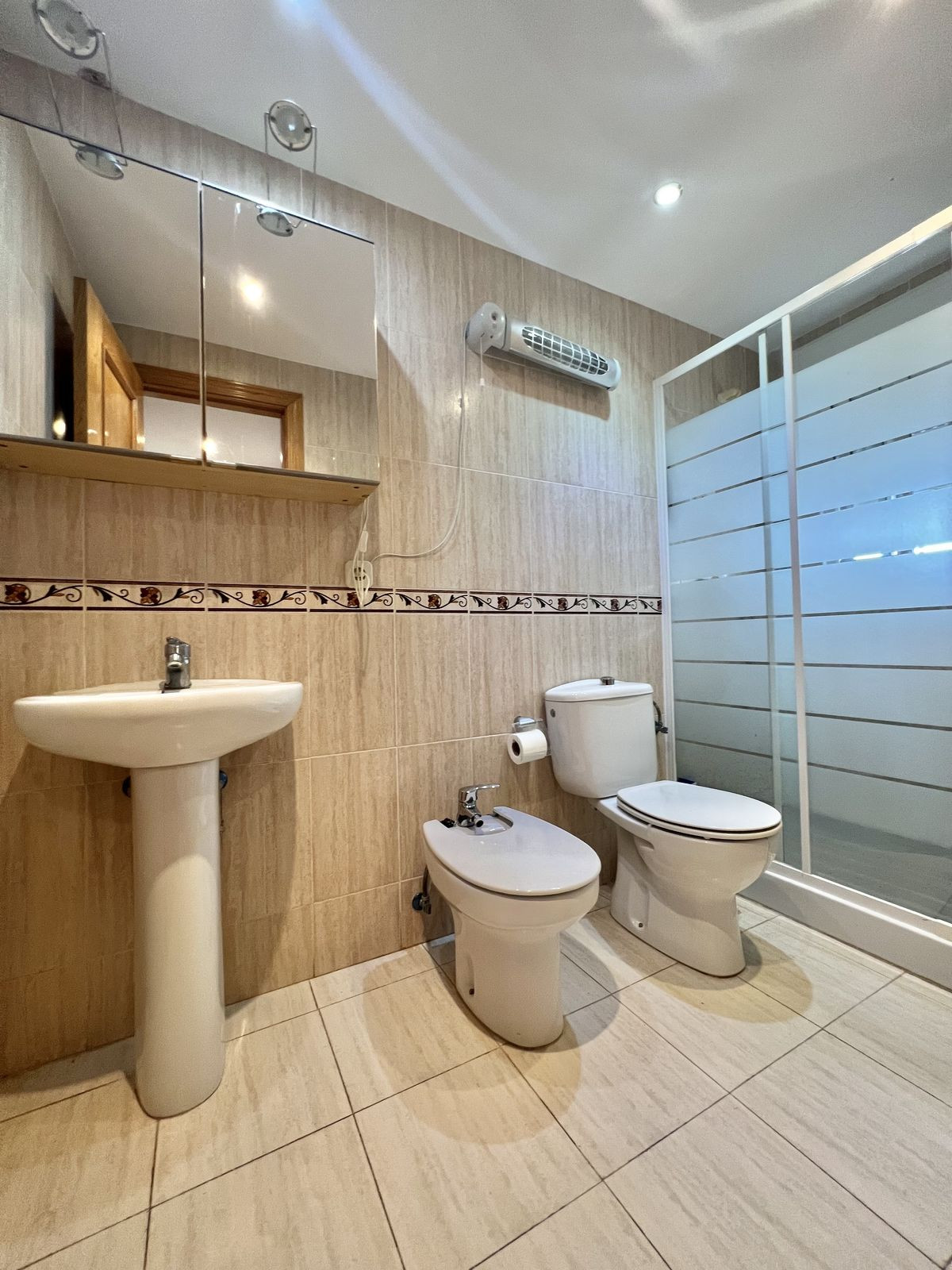 https://cdn.resales-online.com/public/aa2saqz9w9/properties/f860765dfa3211edb6600217bc231ef4/w1200/10-bb915d1cb19341576dcdc994b81ab9c5.jpg?v=1684936976
