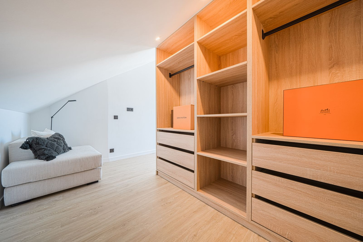 https://cdn.resales-online.com/public/vvmdwbkuht/properties/2f9e587bf49d11edb6600217bc231ef4/w1200/14-d70dc3102c00d7be0e872dfe1c1f86d7.jpg?v=1684323121