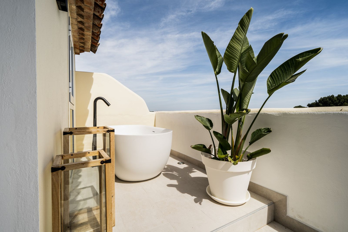 https://cdn.resales-online.com/public/vvmdwbkuht/properties/2f9e587bf49d11edb6600217bc231ef4/w1200/3-e898b2bb2a2fdfd06d2c39894dce8316.jpg?v=1684323121