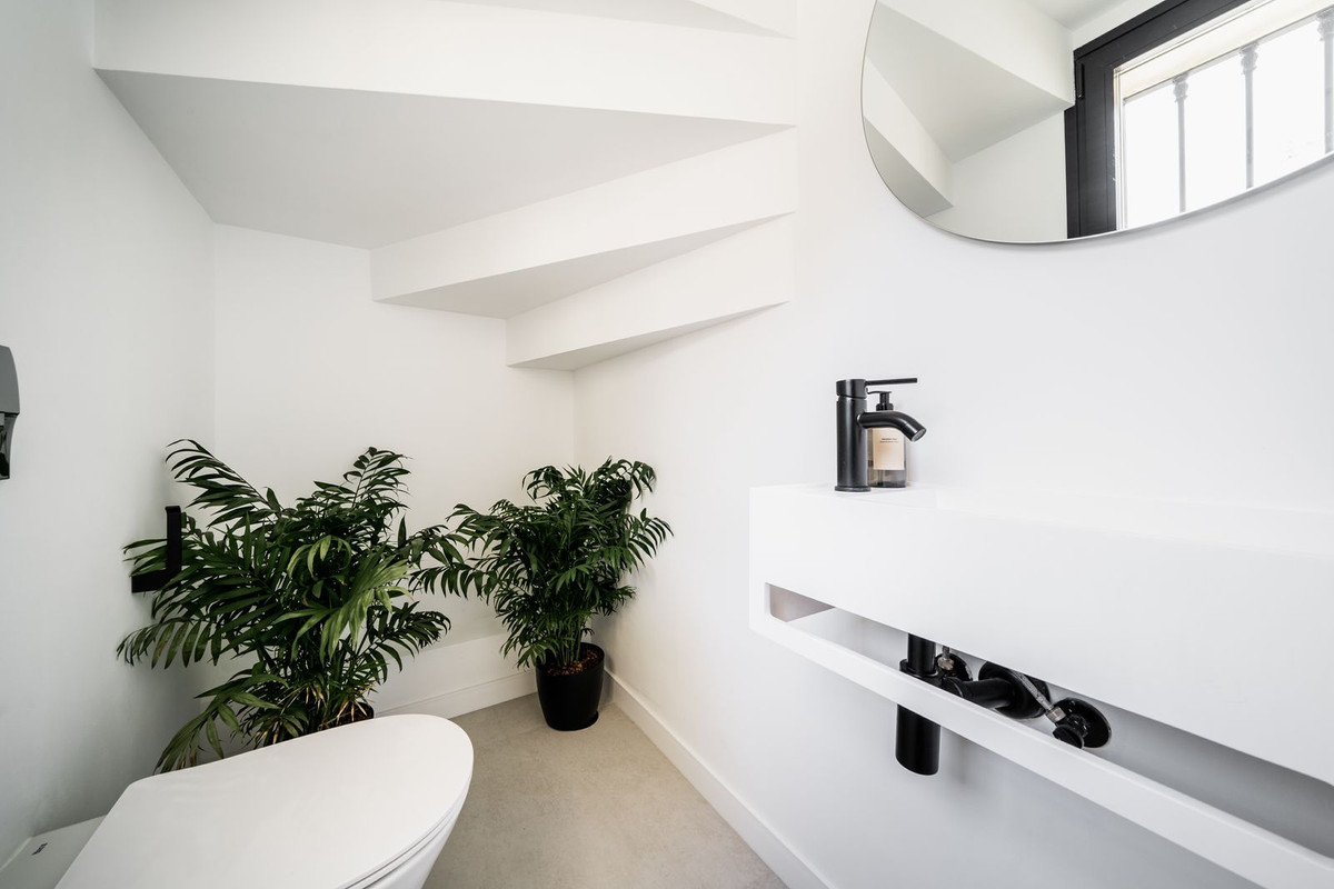 https://cdn.resales-online.com/public/vvmdwbkuht/properties/2f9e587bf49d11edb6600217bc231ef4/w1200/7-aa4cc561180b369757c0bb4af9886cd3.jpg?v=1684323121