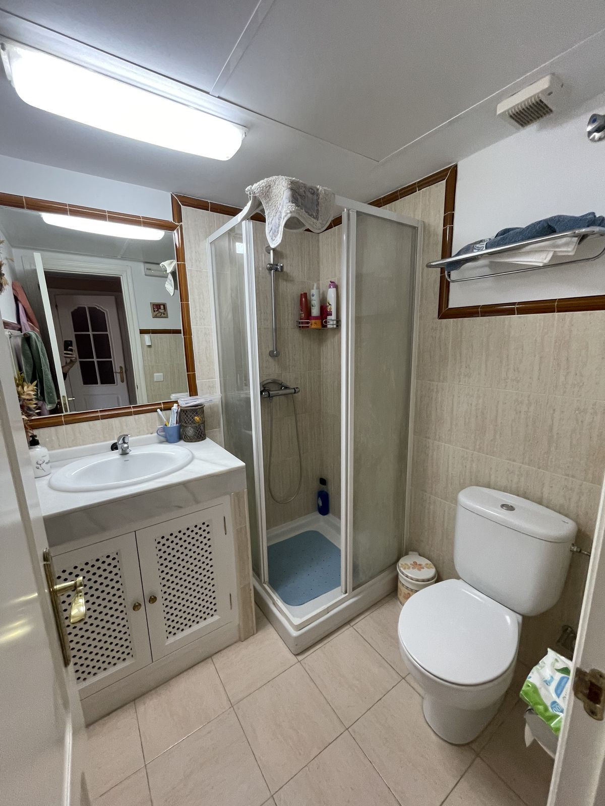 https://cdn.resales-online.com/public/mqt4ubvq31/properties/b3df2cd1f0a811edb6600217bc231ef4/w1200/14-d70dc3102c00d7be0e872dfe1c1f86d7.jpg?v=1684931003