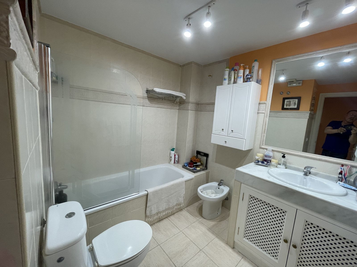 https://cdn.resales-online.com/public/mqt4ubvq31/properties/b3df2cd1f0a811edb6600217bc231ef4/w1200/19-d0ed7da2012a09046d307c195d98e7d6.jpg?v=1684931003