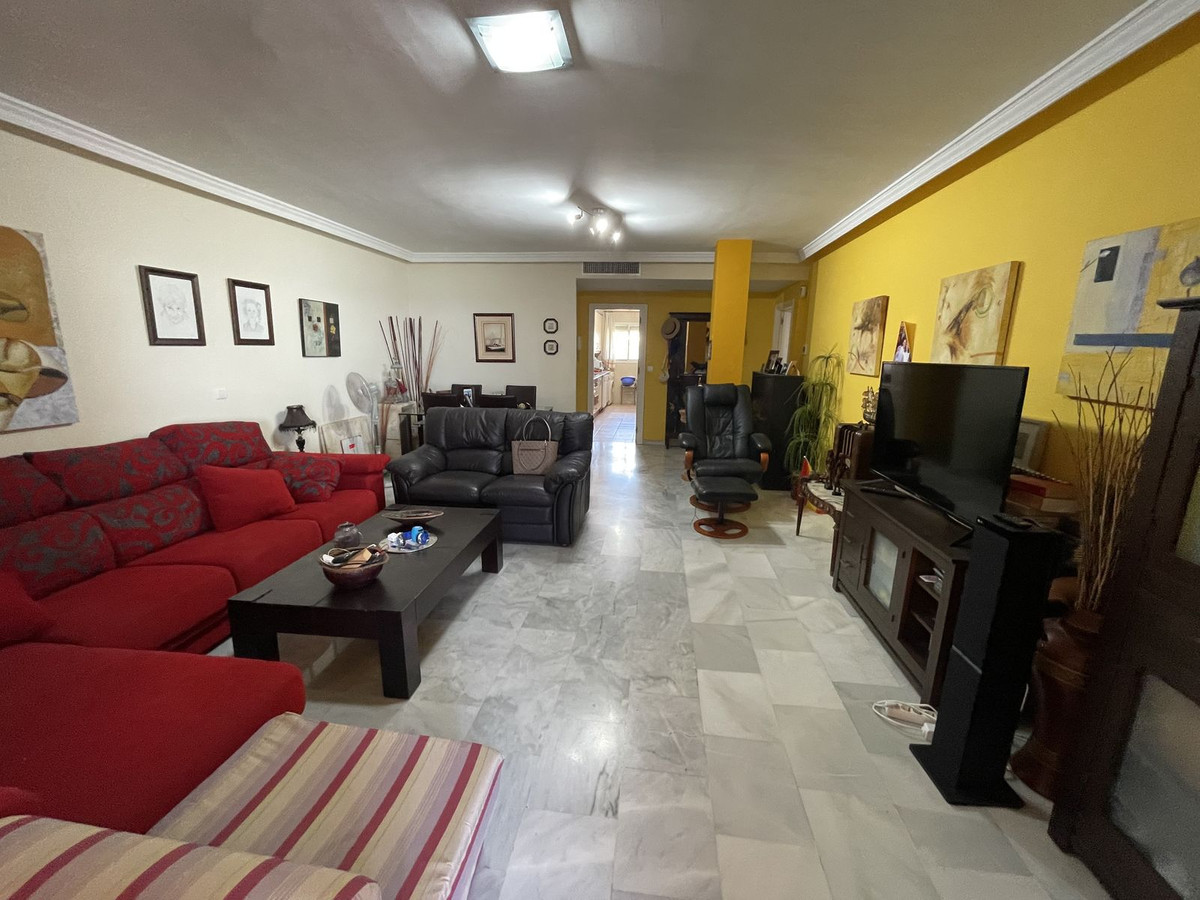 https://cdn.resales-online.com/public/mqt4ubvq31/properties/b3df2cd1f0a811edb6600217bc231ef4/w1200/5-3595ad71cbd87be6c3643a4285ef4791.jpg?v=1684931003