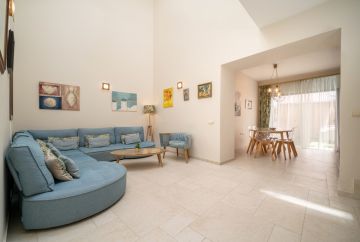 https://cdn.resales-online.com/public/i1e7n2382g/properties/818a8174019811eda97d0217bc231ef4/w1200/8-e64a9055bba3e77ac8aca3b893cdf826.jpg?v=1674195186