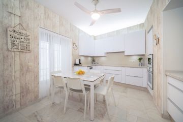 https://cdn.resales-online.com/public/i1e7n2382g/properties/818a8174019811eda97d0217bc231ef4/w1200/9-467d0cee5b725f3ef65f102a0c2e69c0.jpg?v=1674195186