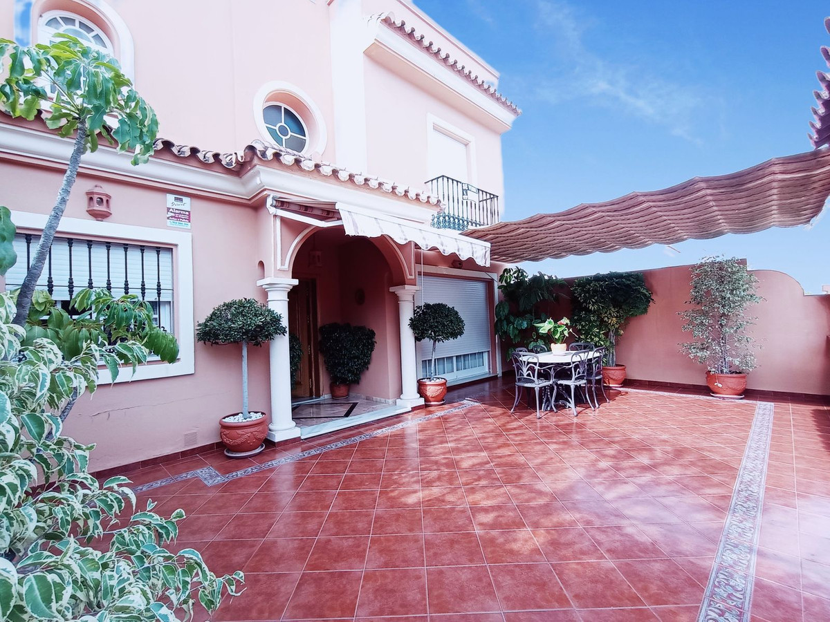 https://cdn.resales-online.com/public/lez7769oty/properties/c25c2ca1b4fa11ed84bd0217bc231ef4/w1200/1-7980e48d732b6fc85c14b43b94d2aa54.jpg?v=1677326562