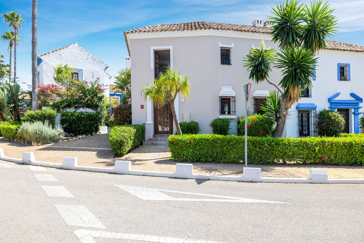 https://cdn.resales-online.com/public/dgyqojwuap/properties/b21c7f1c0ebc11eeb6600217bc231ef4/w1200/1-7980e48d732b6fc85c14b43b94d2aa54.jpg?v=1689071943