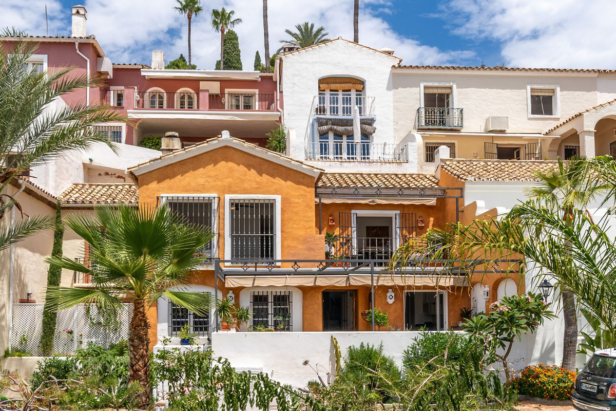 https://cdn.resales-online.com/public/qrqes0cui1/properties/25f2ed48110311eea7b50217bc231ef4/w1200/1-7980e48d732b6fc85c14b43b94d2aa54.jpg?v=1689593079