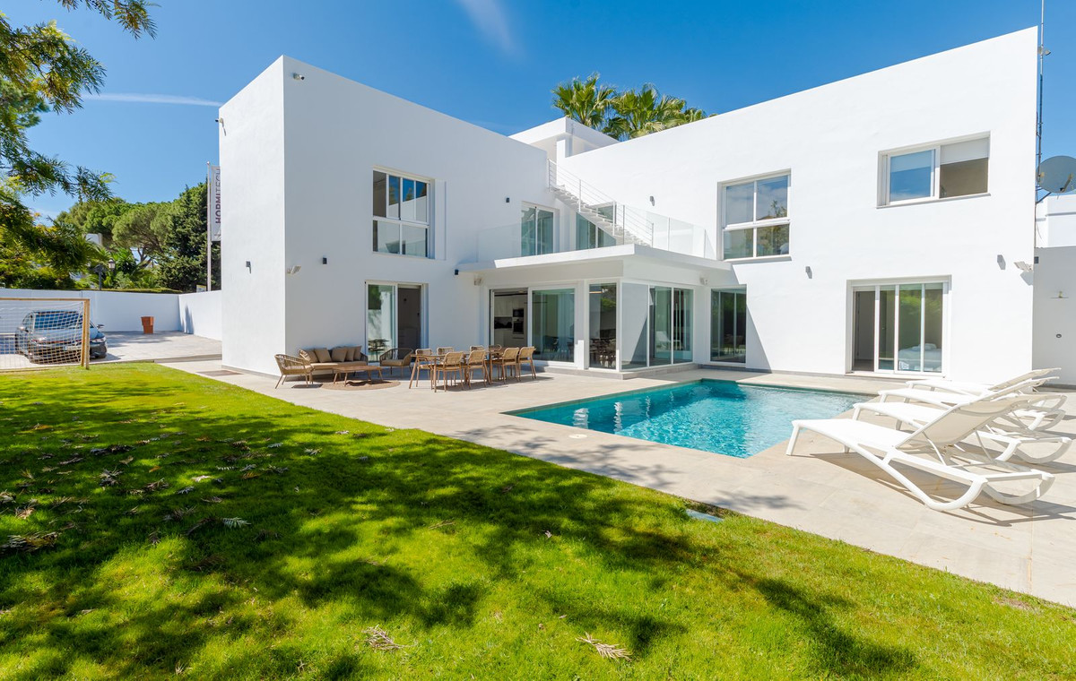 https://cdn.resales-online.com/public/64jyf08fr2/properties/905dee3489bb11eca97d0217bc231ef4/w1200/1-7980e48d732b6fc85c14b43b94d2aa54.jpg?v=1681133070