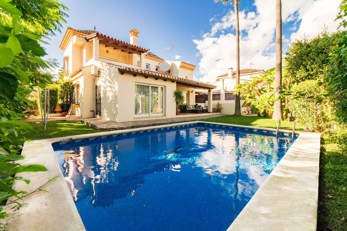 https://cdn.resales-online.com/public/imjrt5ikqx/properties/320687492c6811eea7b50217bc231ef4/w1200/1-7980e48d732b6fc85c14b43b94d2aa54.jpg?v=1690457678