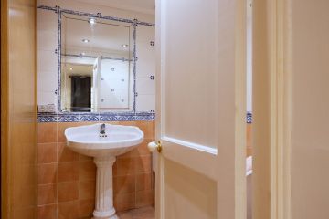 https://cdn.resales-online.com/public/gb867kebfd/properties/17bdc3773a8611eea7b50217bc231ef4/w1200/17-dd5fcd4f0eb487dfa3803f7e20814c0e.jpg?v=1692009644