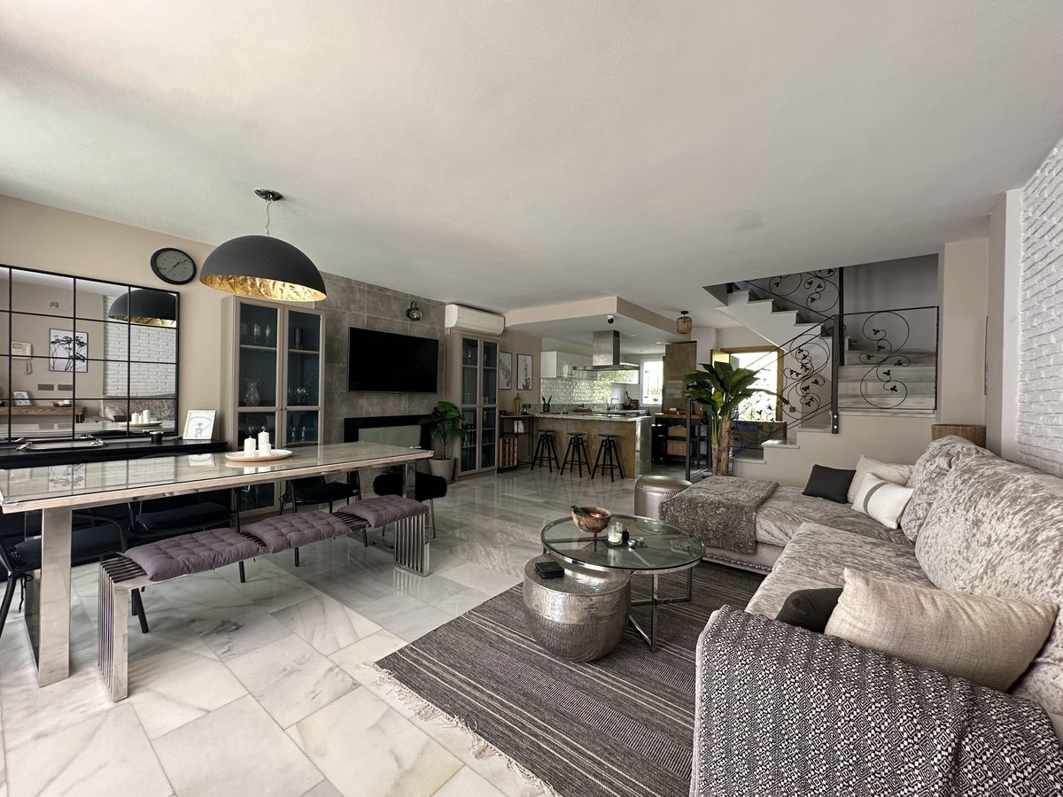 https://cdn.resales-online.com/public/dy0lzd02nu/properties/45d0f7e1516711eea6080217bc231ef4/w1200/1-7980e48d732b6fc85c14b43b94d2aa54.jpg?v=1694525390