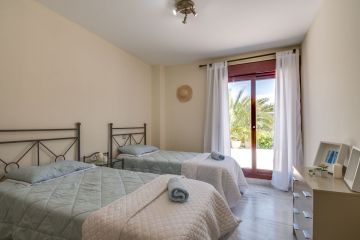 https://cdn.resales-online.com/public/v8b00unuc7/properties/33f466354d8911eea6080217bc231ef4/w1200/13-5fd73dea700db77384c091ca9818b1a9.jpg?v=1694787277
