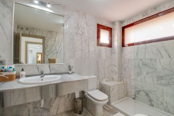 https://cdn.resales-online.com/public/v8b00unuc7/properties/33f466354d8911eea6080217bc231ef4/w1200/14-d70dc3102c00d7be0e872dfe1c1f86d7.jpg?v=1694787277