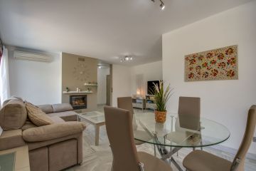 https://cdn.resales-online.com/public/v8b00unuc7/properties/33f466354d8911eea6080217bc231ef4/w1200/4-c23c0f86247804fa50226aecd8b0b2c8.jpg?v=1694787277