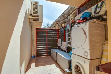 https://cdn.resales-online.com/public/v8b00unuc7/properties/33f466354d8911eea6080217bc231ef4/w1200/10-bb915d1cb19341576dcdc994b81ab9c5.jpg?v=1694787277