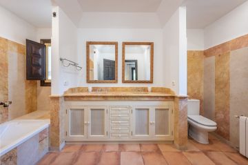 https://cdn.resales-online.com/public/k5r4twew51/properties/a318e7a353bb11eea6080217bc231ef4/w1200/23-79897b85162c6a486c7a4d1eb46924dd.jpg?v=1694781322