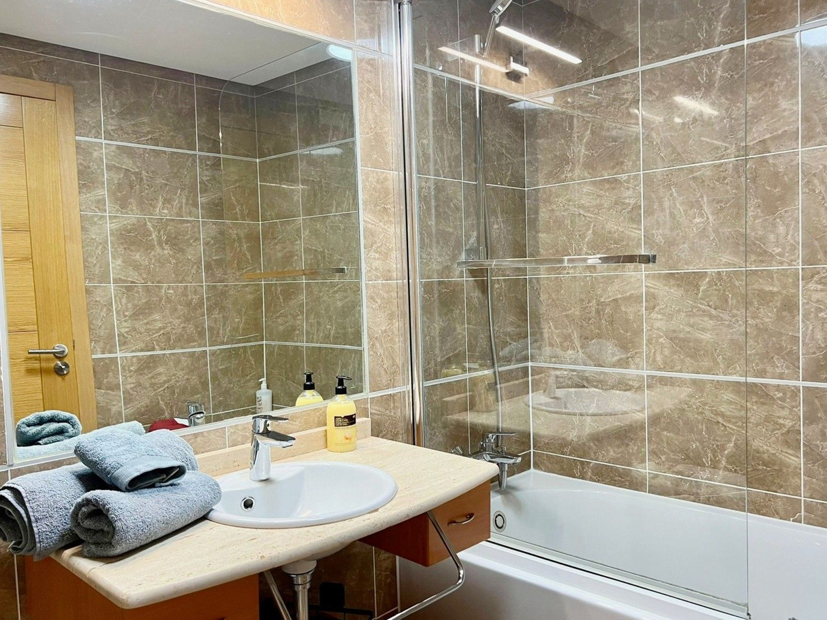https://cdn.resales-online.com/public/f46j47fd2a/properties/213770b153a911eea6080217bc231ef4/w1200/9-467d0cee5b725f3ef65f102a0c2e69c0.jpg?v=1694773738